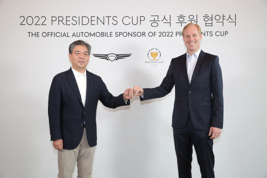 장재훈(왼쪽) 제네시스 브랜드 사장과 PGA투어 크리스찬 하디 수석 부사장이 지난 10일 잭 니클라우스 골프클럽 코리아에서 진행된 프레지던츠 컵 협약식에서 기념 사진 촬영을 하고 있다. 제네시스 브랜드 제공